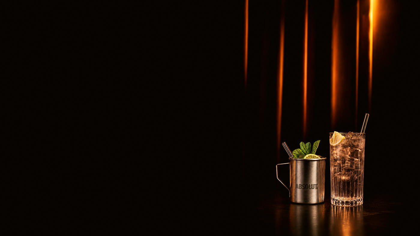 Moscow Mule v plechovém hrnku a highball s ledem na baru v BAR&BARu